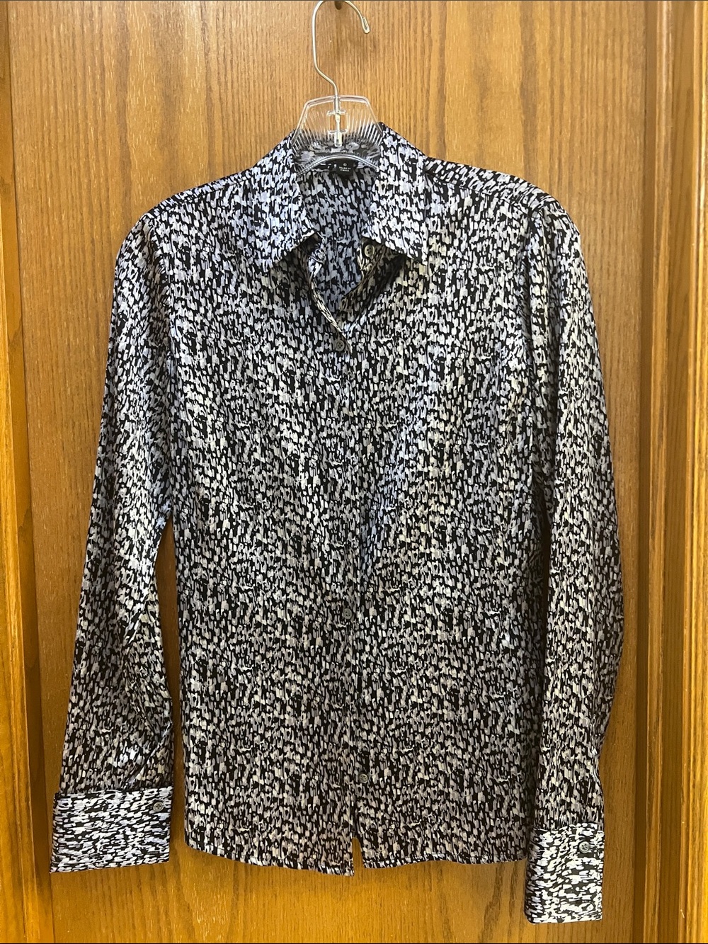 Ann Taylor Black & Grey Abstract Print Button-Down Shirt. Size 0. Silk. EUC